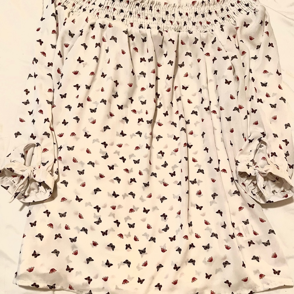 Light weight blouse. Butterflies. Bows on each arm. Half sleeve.